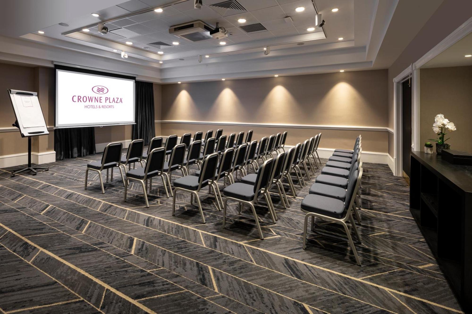 Crowne Plaza Leeds By Ihg Hotel Exterior photo