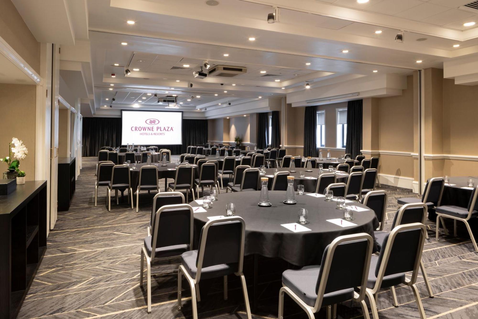 Crowne Plaza Leeds By Ihg Hotel Exterior photo